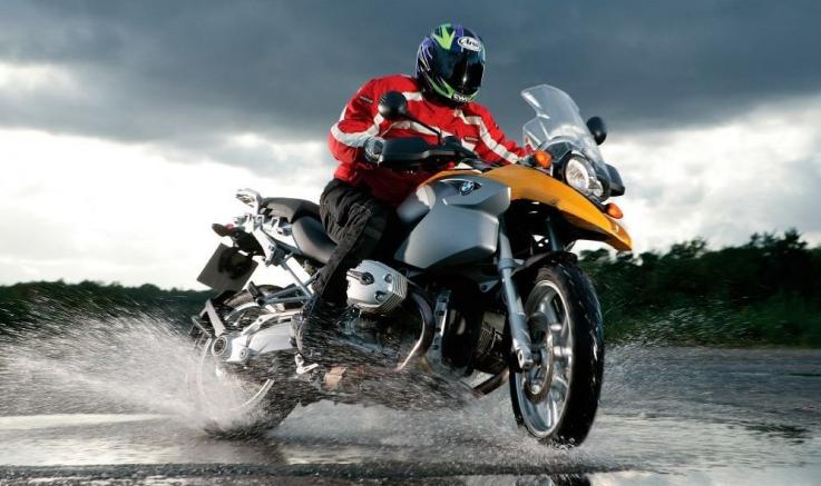10 claves para conducir una moto con lluvia