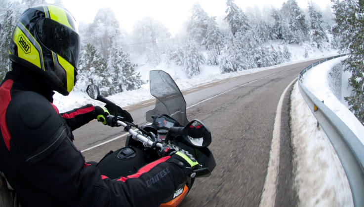 Complementos imprescindibles para ir en moto en invierno